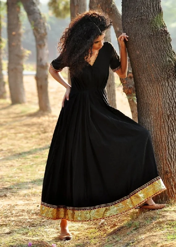 Minimalist Dresses for Simplicity -Black Ornamental dress