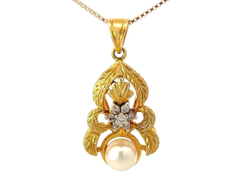 Unique necklaces and pendants with engraved messages for a sentimental gift-Solid Gold Diamond Pearl Pendant Necklace